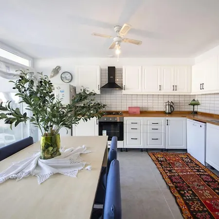 Gorgeous With Shared Pool In Villa Gümüşlük