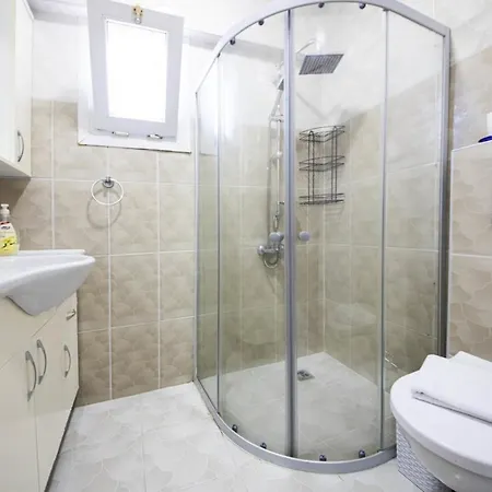 Gorgeous With Shared Pool In